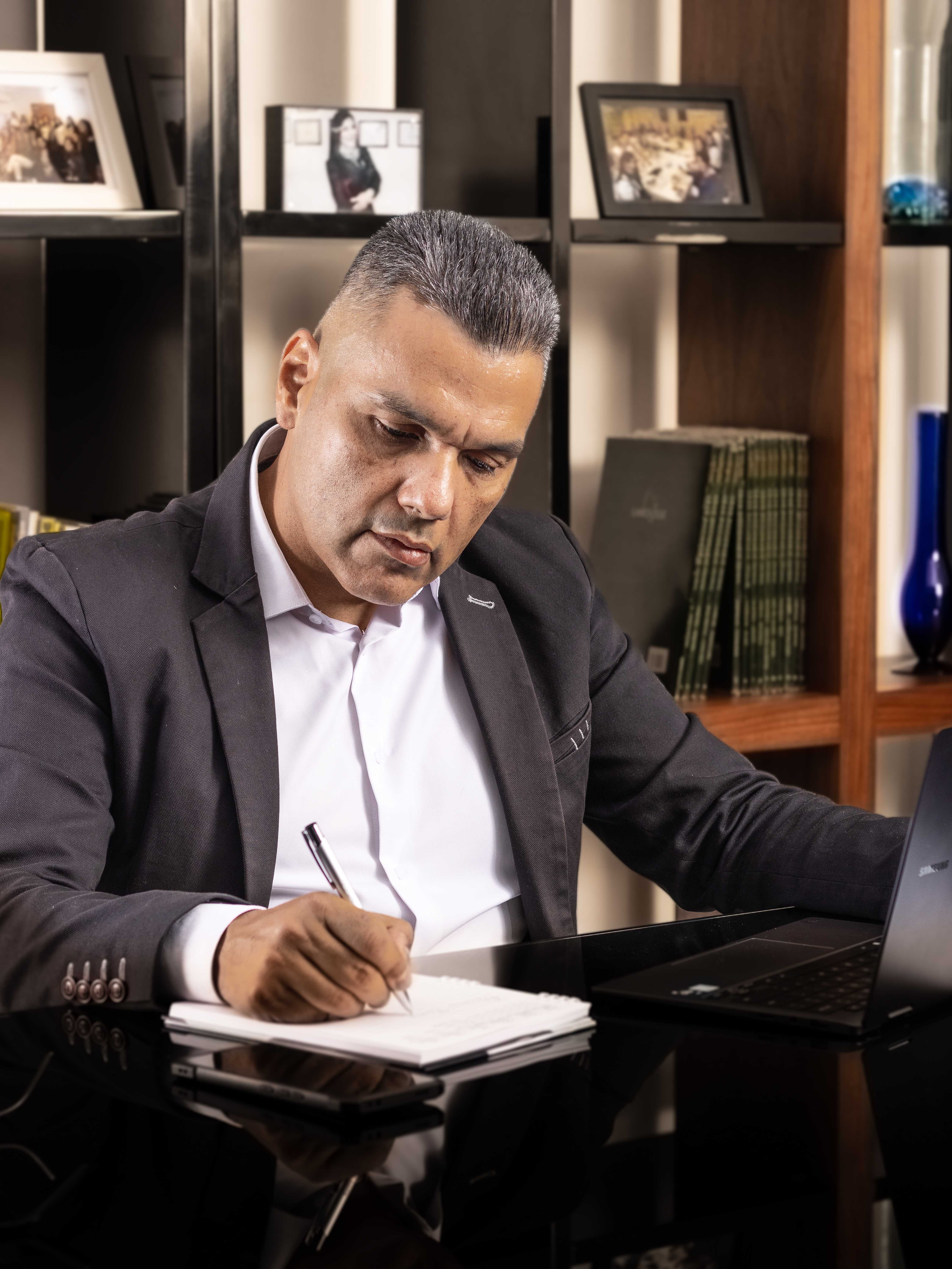 Miguel Quintero trabajando en notas