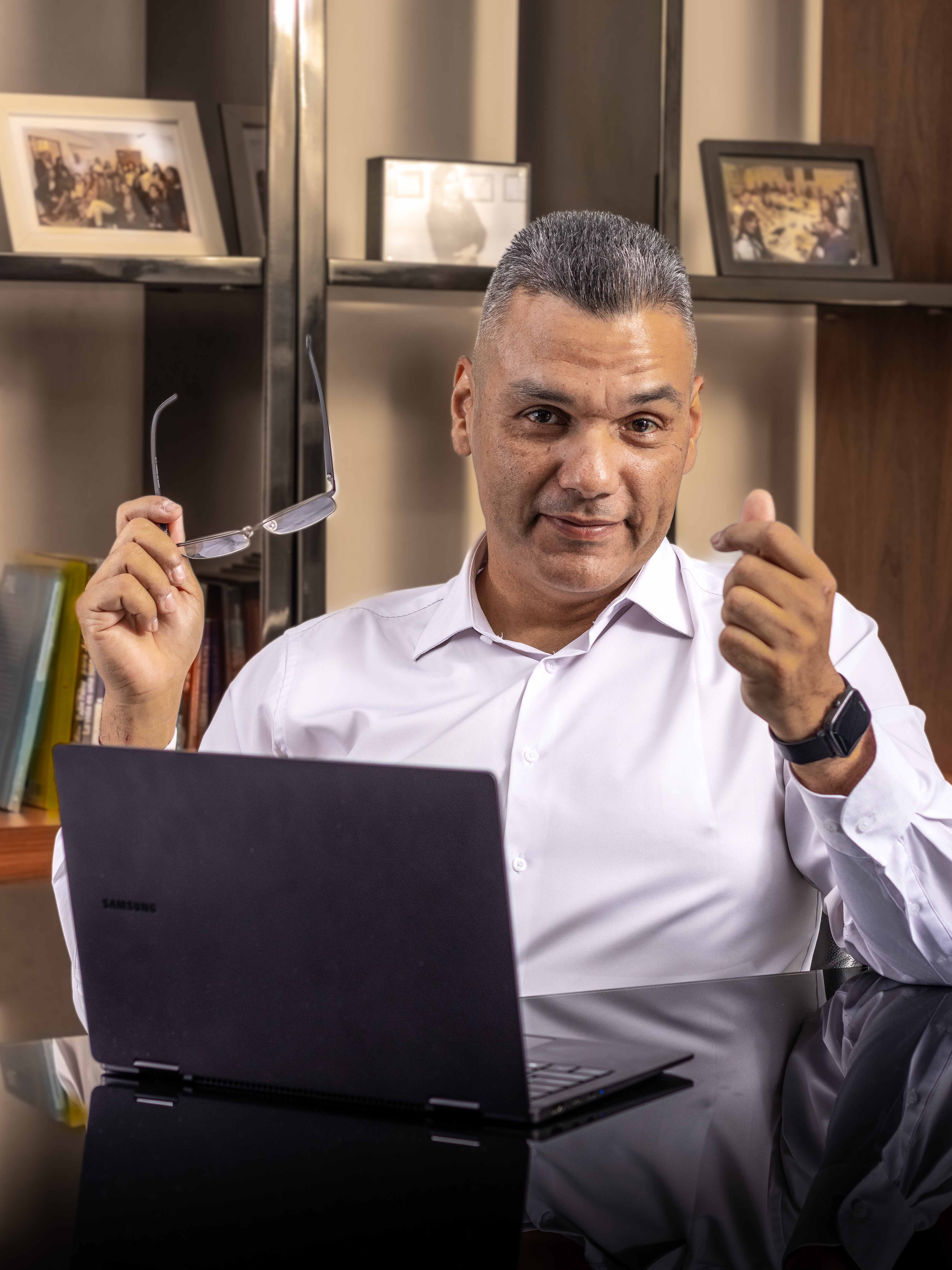 Miguel Quintero con laptop