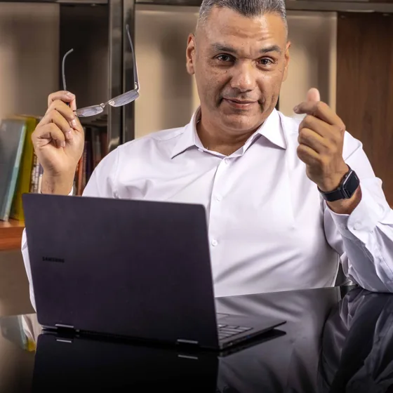 Miguel Quintero con laptop