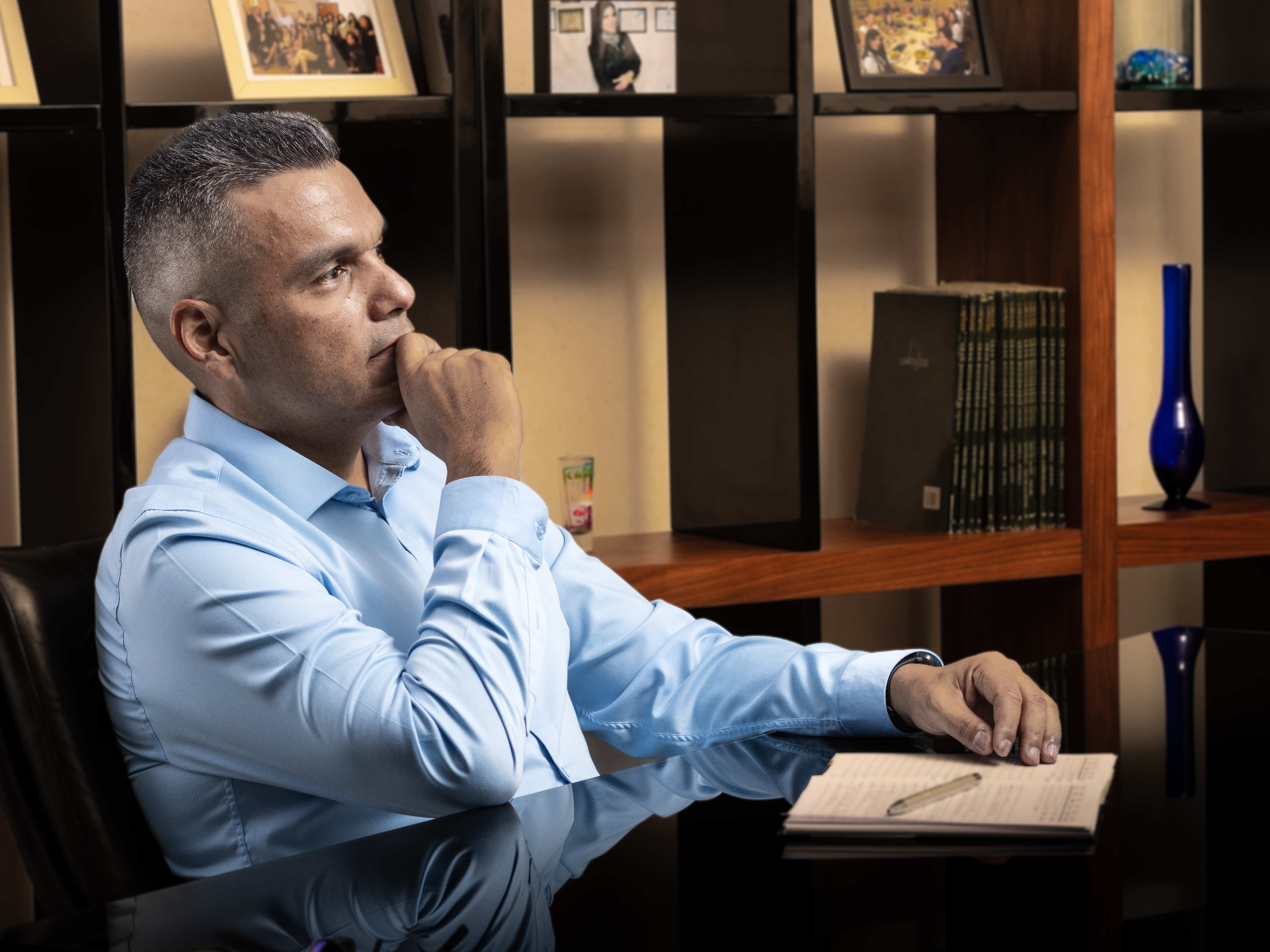 Miguel Quintero en su oficina, pensativo